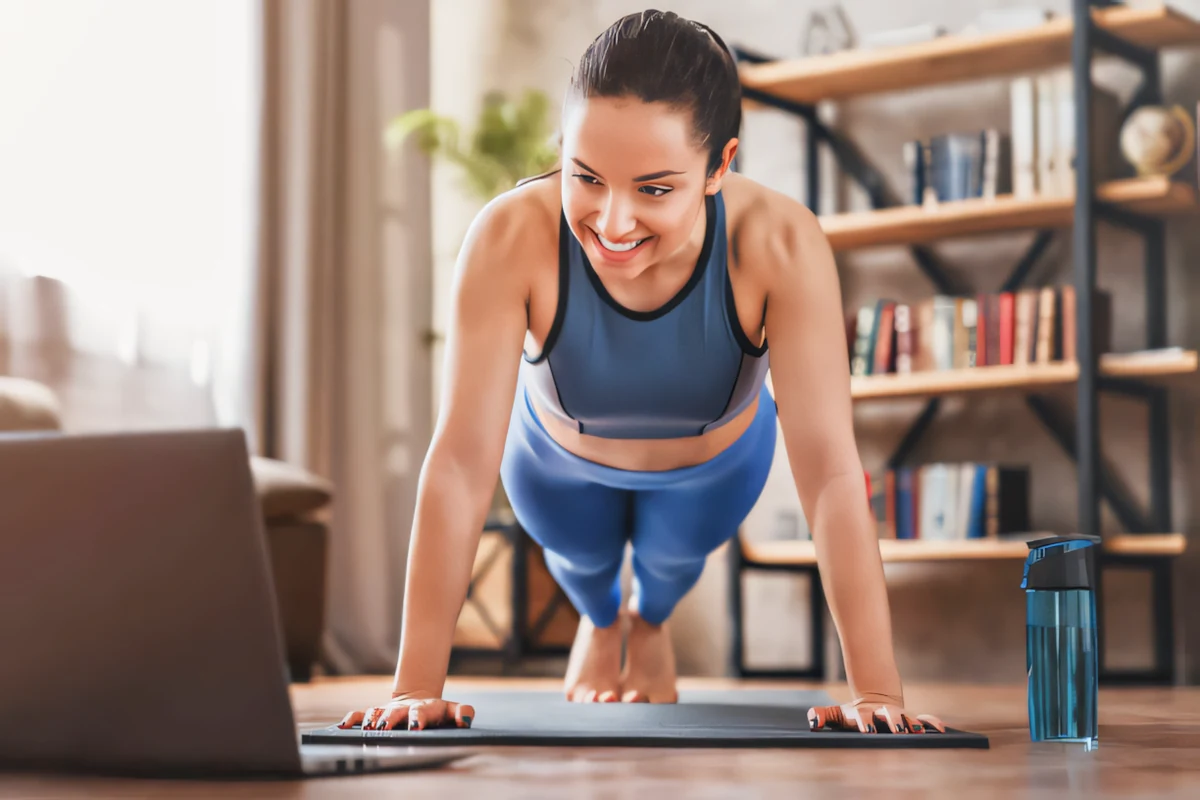 Mujer realizando entrenamiento funcional frente a una computadora portátil