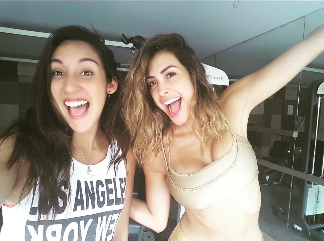 Dos mujeres sonriendo después de entrenar