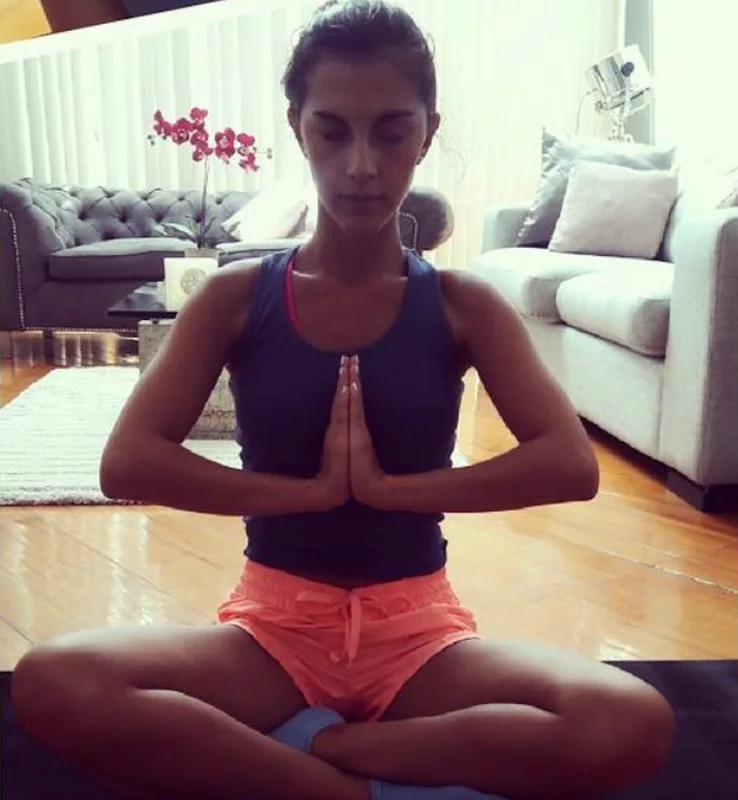 Mujer sentada en postura de yoga